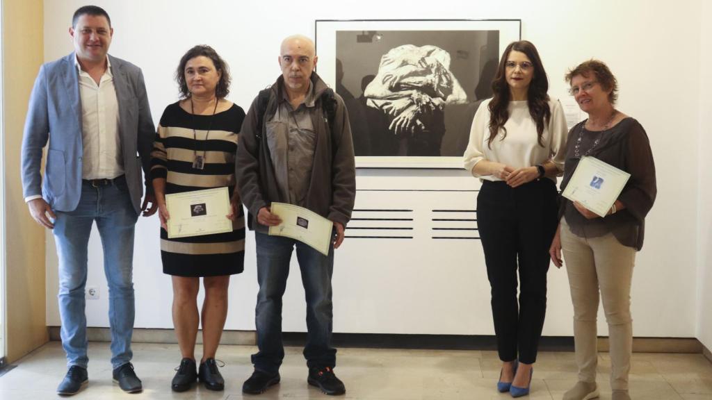Los tres primeros clasificados recogiendo sus premios