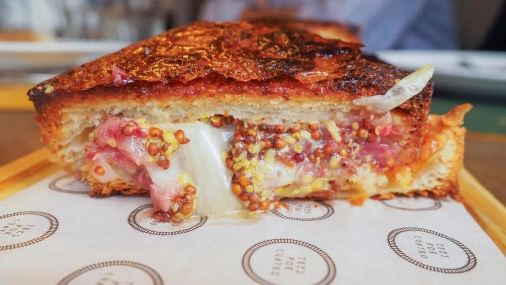 El sándwich de cabeza de jabalí de Tres por Cuatro