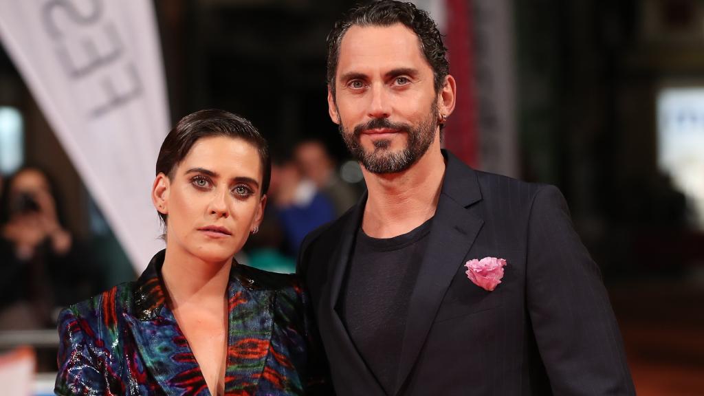 El director Paco León junto a su hermana, María, en la alfombra del festival de Vitoria, en 2019.