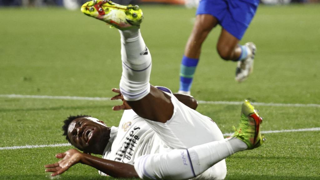 Vinicius se duele en el suelo tras recibir una entrada de un defensor del Getafe