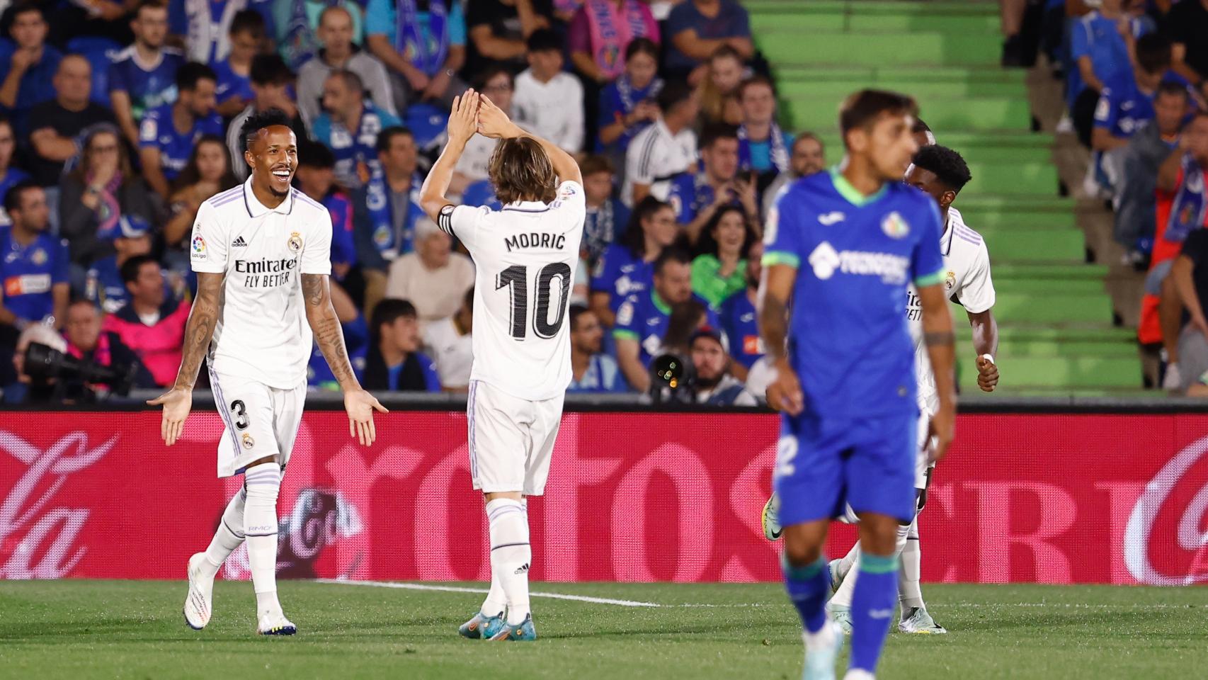 Militao celebra con Modric su gol.