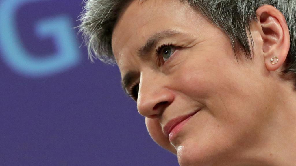 Margrethe Vestager, comisaria europea de Competencia, delante del logo del 5G