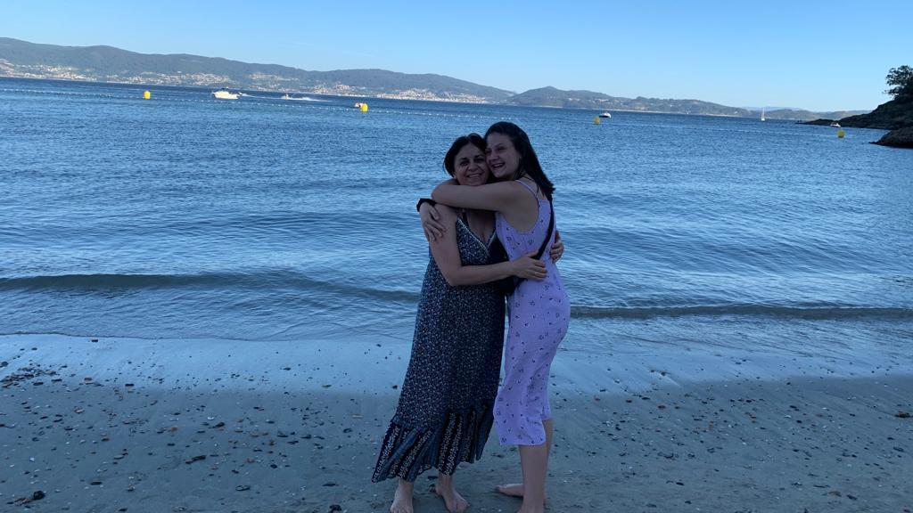 María Dolores, con su hija Isabel en la playa. EE