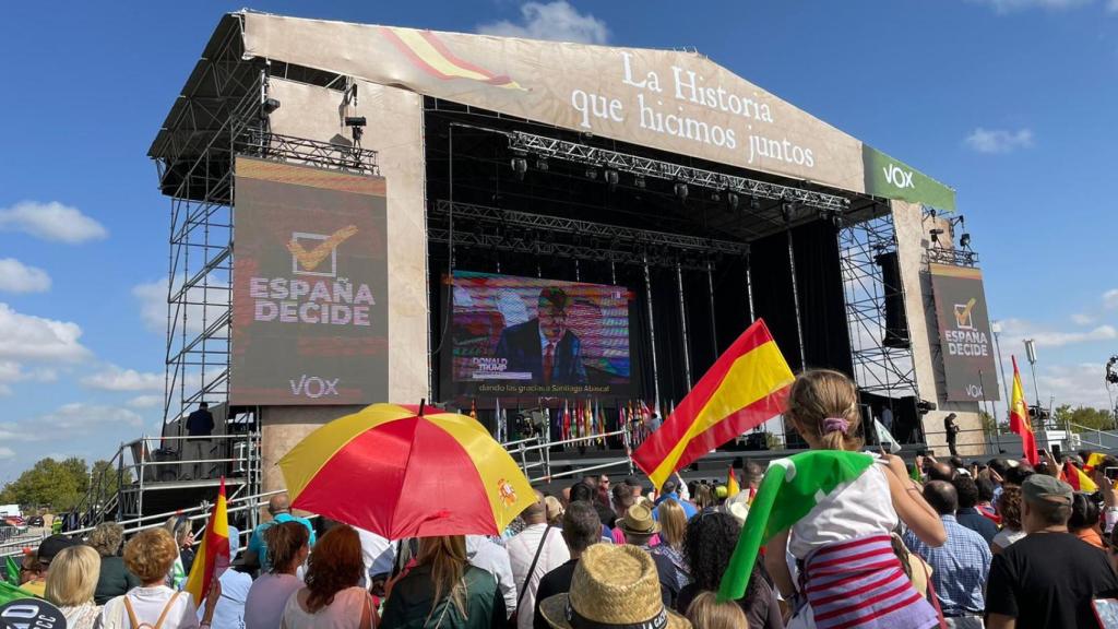 Escenario del acto Viva22 durante el discurso de Vox.