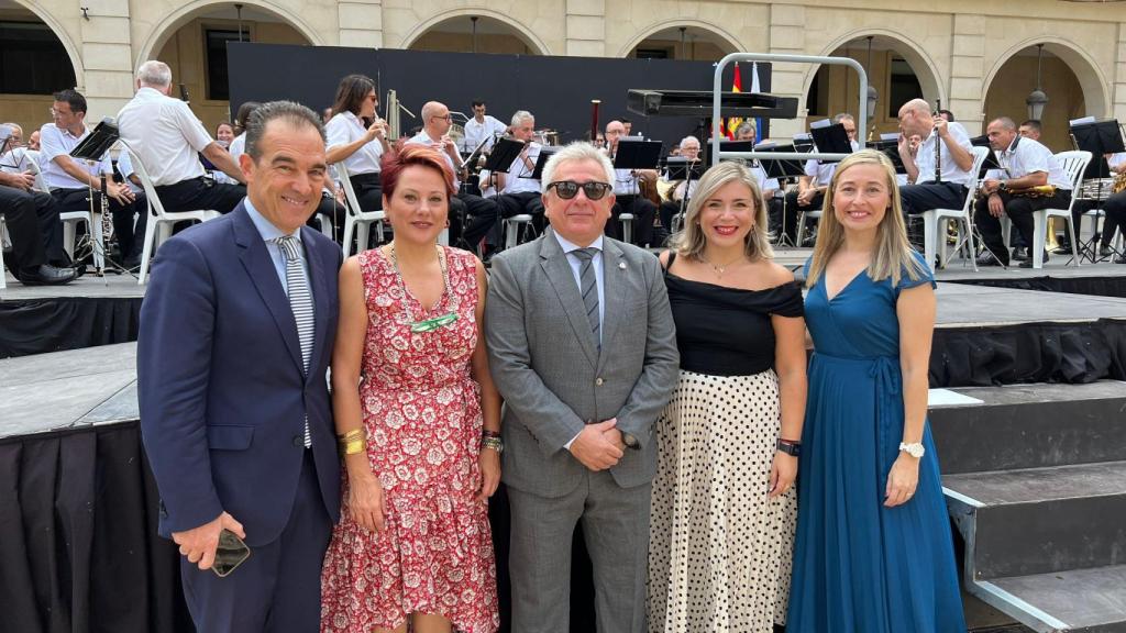 Los representantes del Partido Popular y Ciudadanos en los actos del 9 d'Octubre en Alicante.