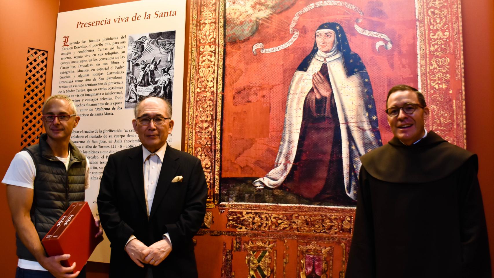 El embajador de Japón y el rector de la Usal visitan la exposición sobre Santa Teresa