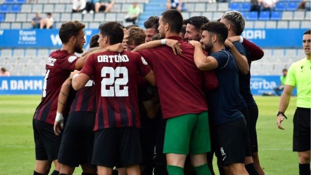 Los jugadores del Eldense celebran uno de los tantos con los que han conseguido el liderato.