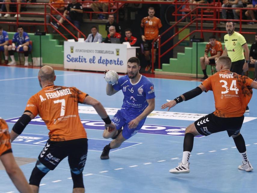 Imagen del partido entre el Bathco Torrelavega y el Atlético Valladolid, este domingo.