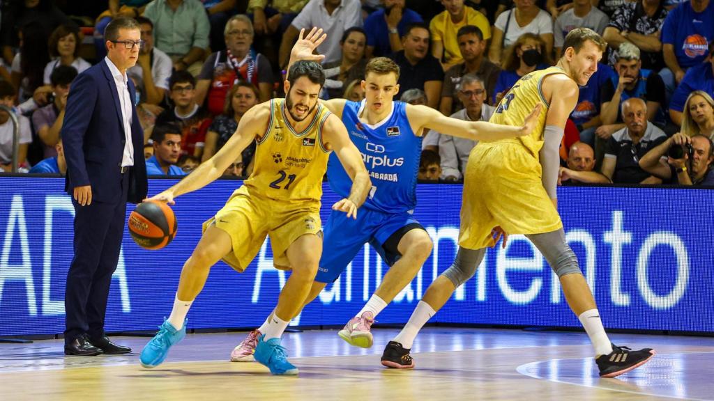 Abrines con el balón.