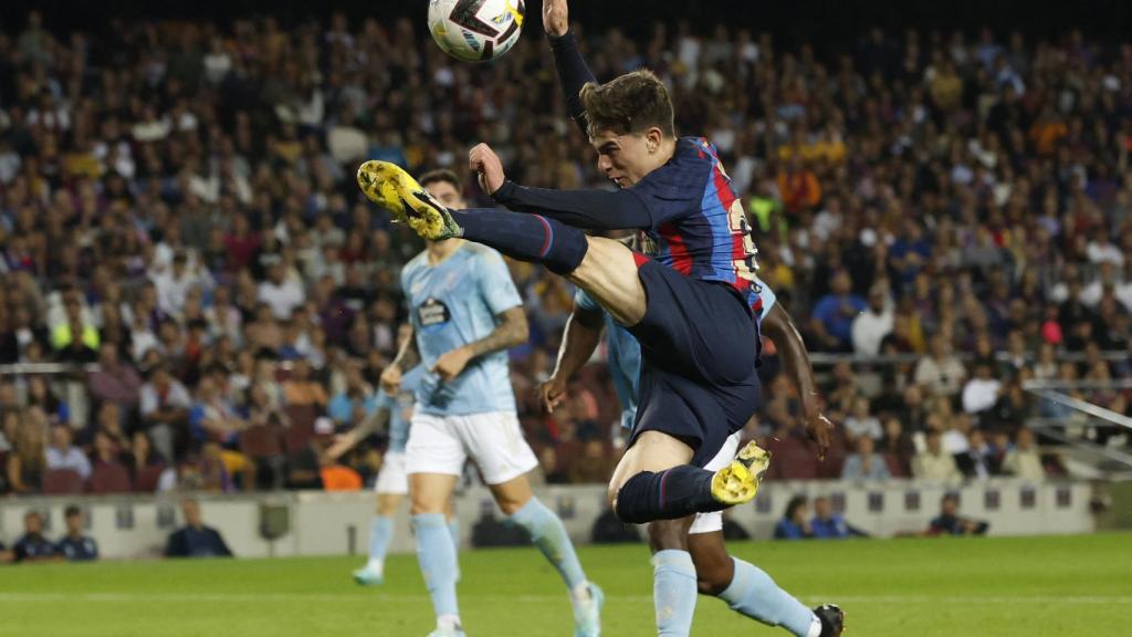 Gavi intenta un remate acrobático