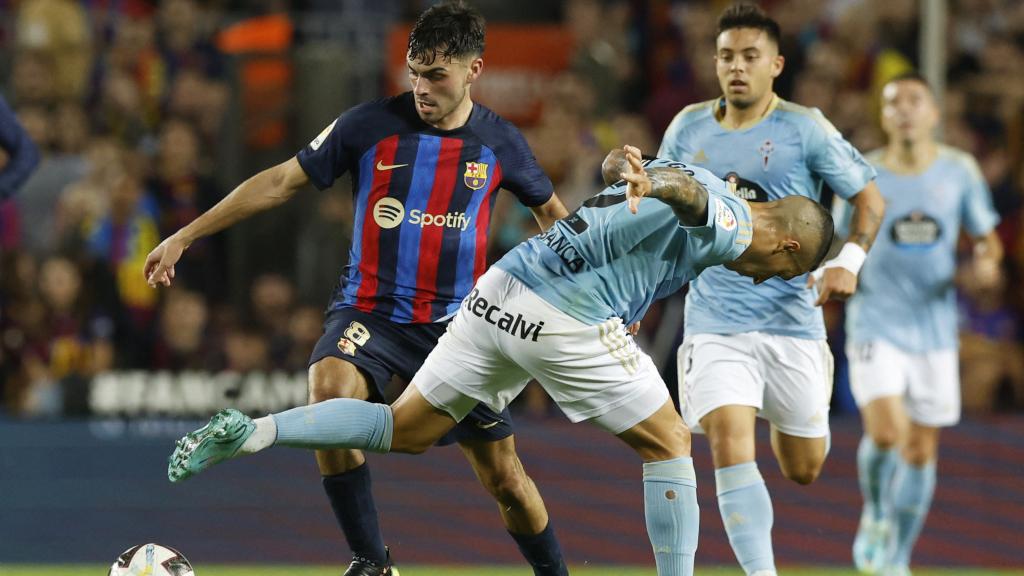 Pedri se marcha de un rival