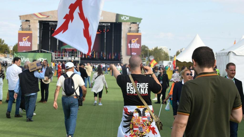 Un joven asistente al evento Viva22 con simbología usada habitualmente por la extrema derecha.