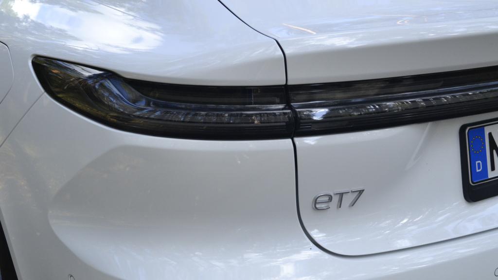 Los grupos ópticos le dan un aspecto futurista al Nio ET7.