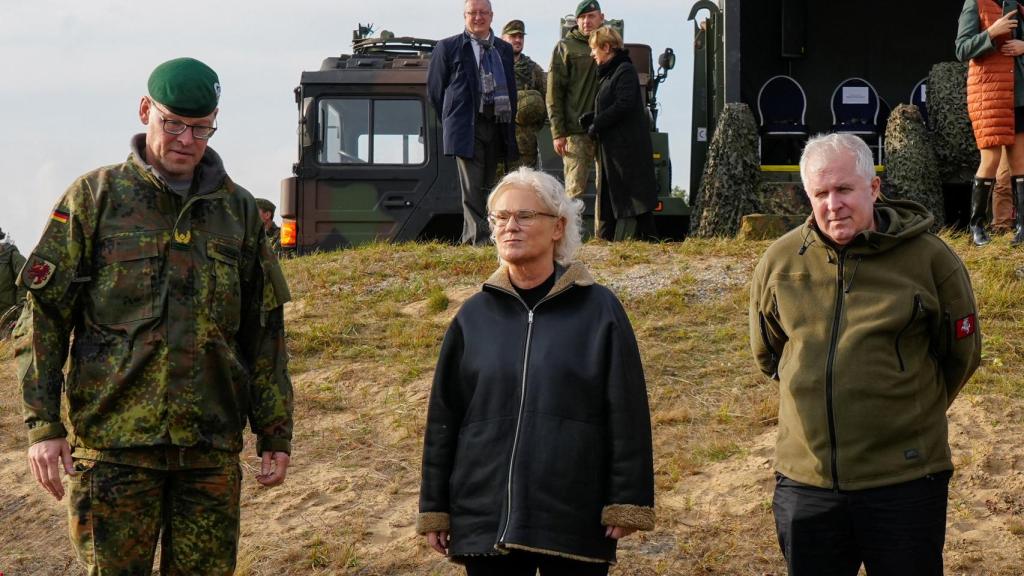 La ministra de Defensa alemana, Christine Lambrecht, y el ministro de Defensa de Lituania,  Arvydas Anusauskas, durante unos ejercicios militares de la OTAN en Lituania.