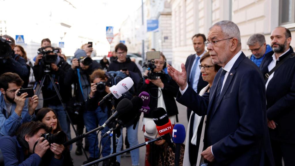 Alexander van der Bellen  acude a votar junto con su esposa Doris Schmidauer, en Viena.