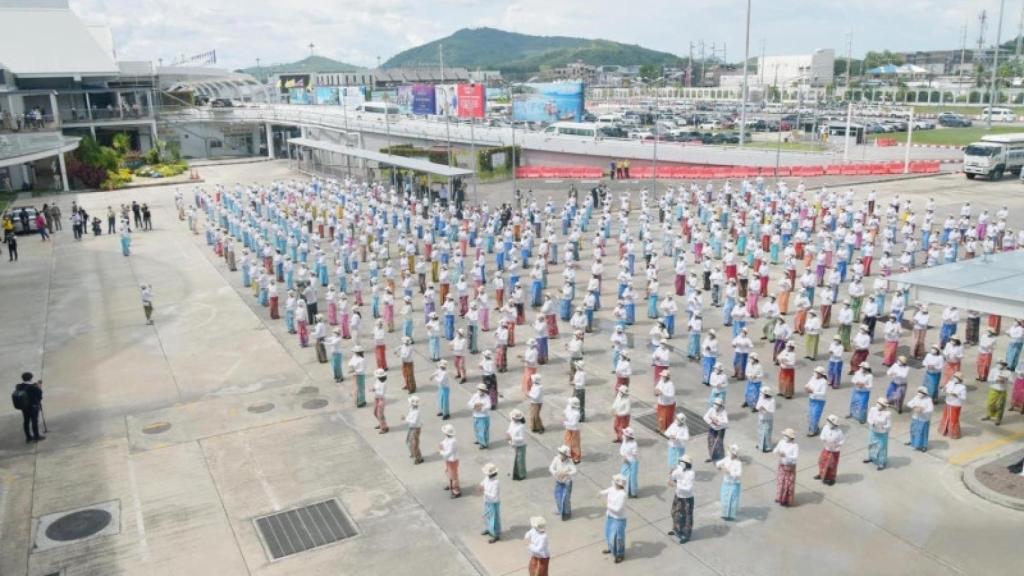 Un cuerpo de baile tradicional de 600 mujeres da la bienvenida al BIE en Phuket.