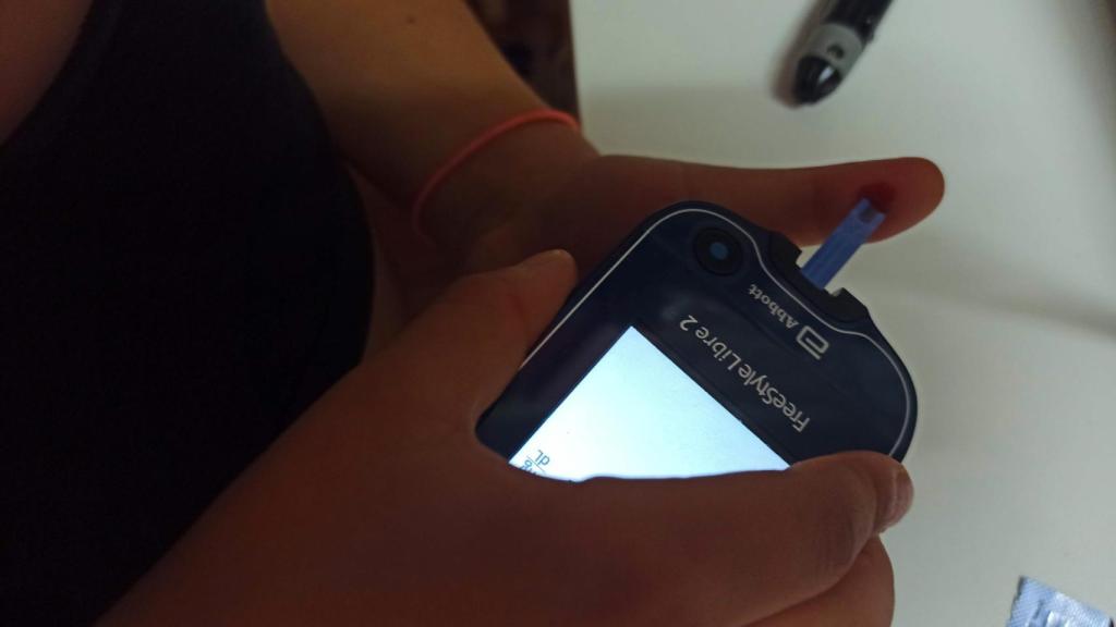 Alan ya se pincha solo en el dedo para comprobar su nivel de azúcar en sangre y calcular la dosis exacta de insulina