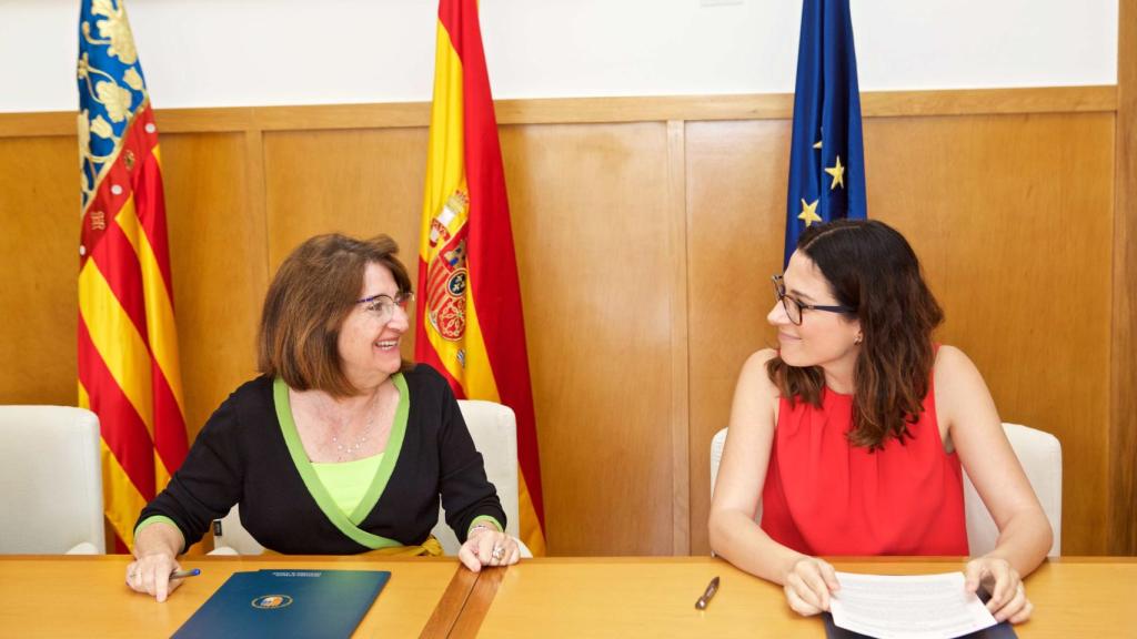 Rectora de la UA, Amparo Navarro, y la vicepresidenta, Aitana Mas.