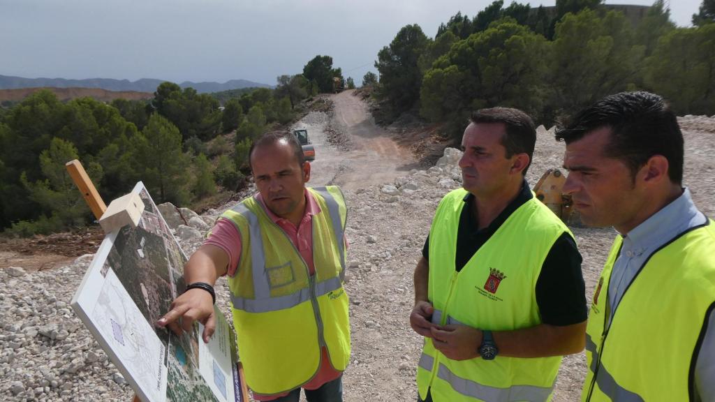 Operarios nuevo depósito de agua en La Nucía.