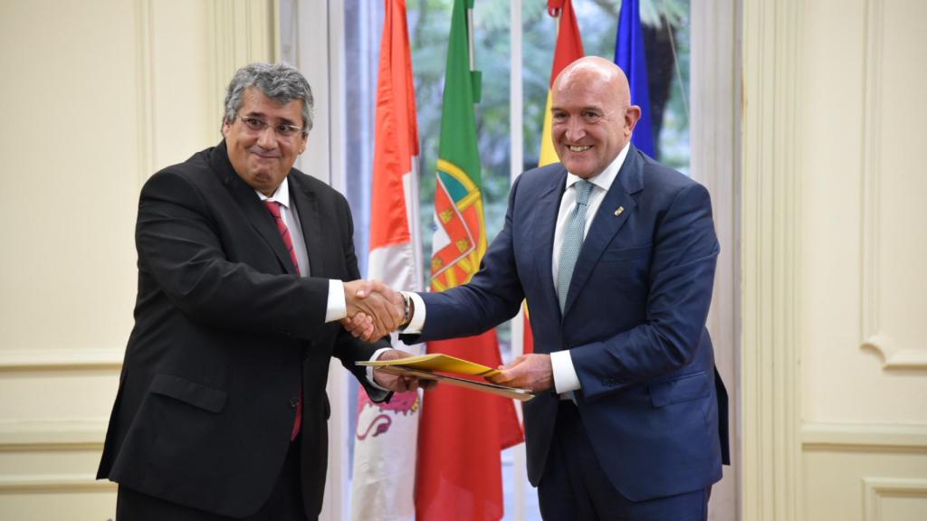 El consejero de la Presidencia de la Junta de Castilla y León, Jesús Julio Carnero, firma un convenio con el presidente de la Comisión de Coordinación y Desarrollo Regional del Norte de Portugal, António Cunha