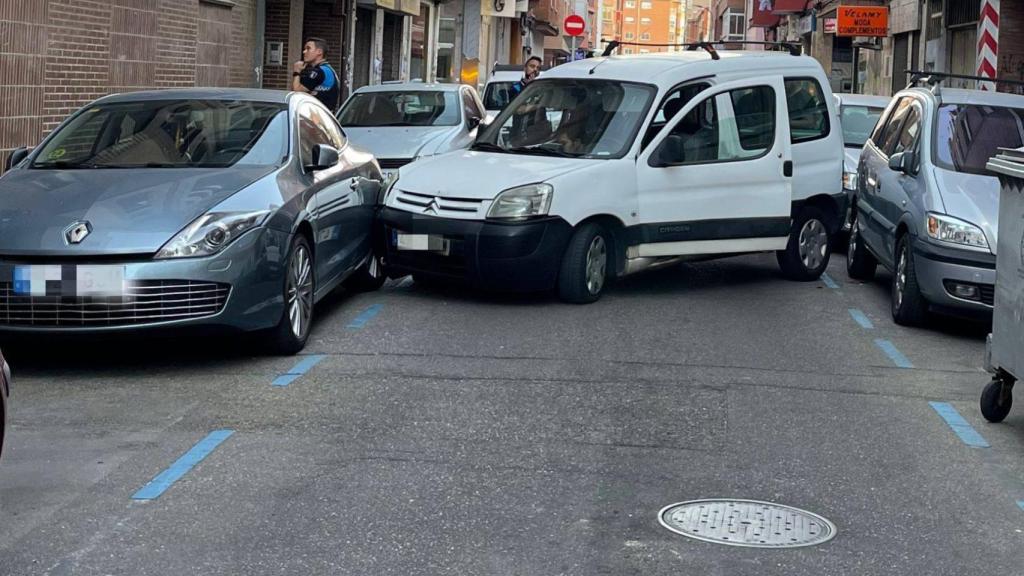 Empotra su furgoneta contra otros tres vehículos y da positivo en alcohol y en cocaína