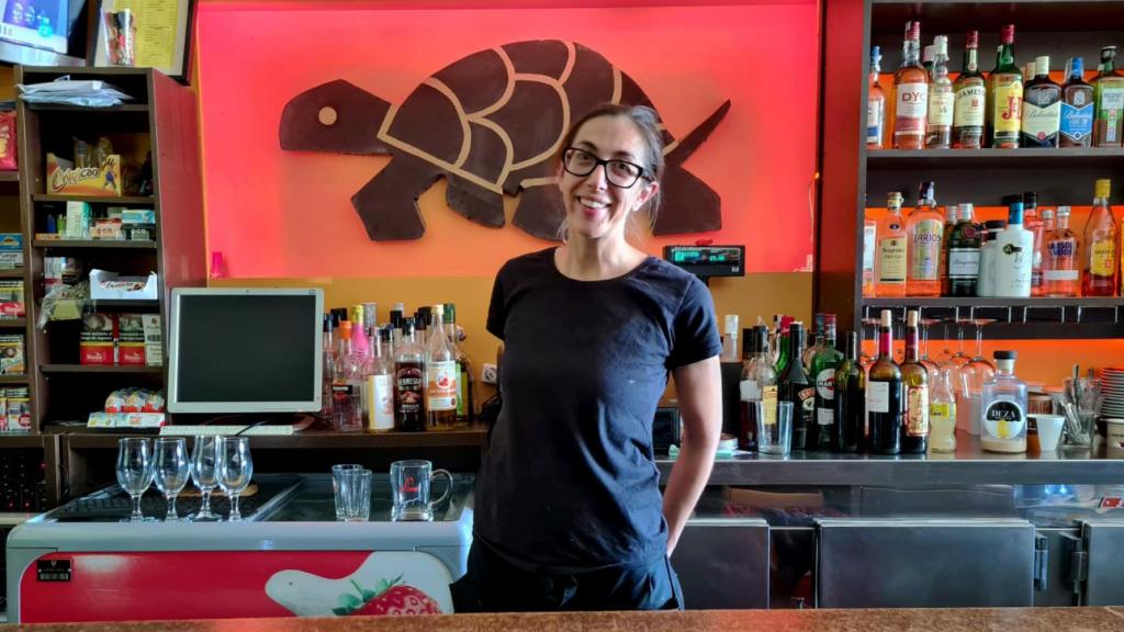 Alicia San Justo, en su bar La Tortuga de Torregamones (Zamora)