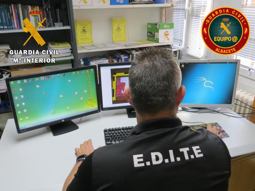 Un agente de la EDITE de la Guardia Civil durante la investigación.
