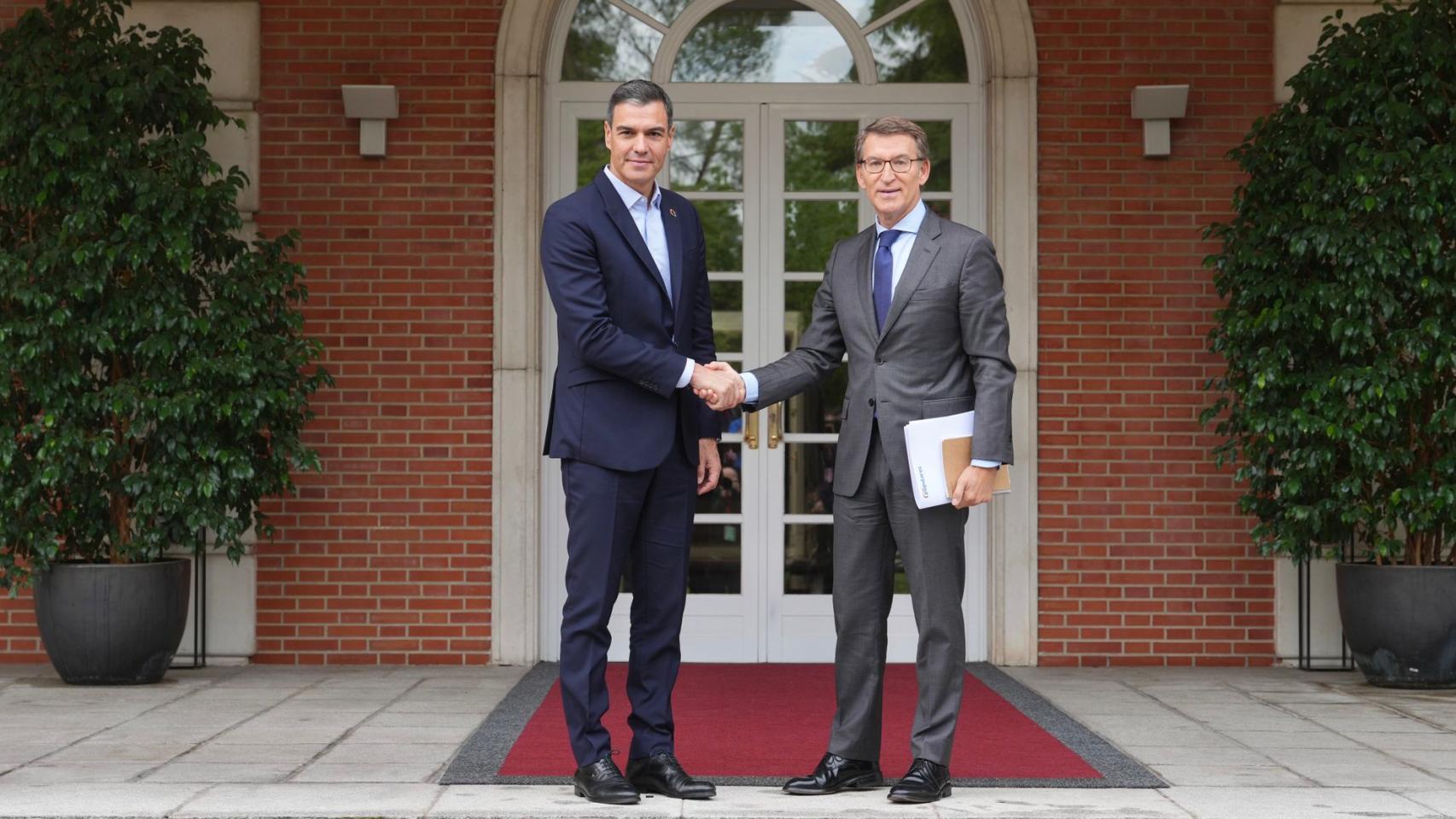 Pedro Sánchez y Alberto Núñez Feijóo, este lunes en Moncloa.
