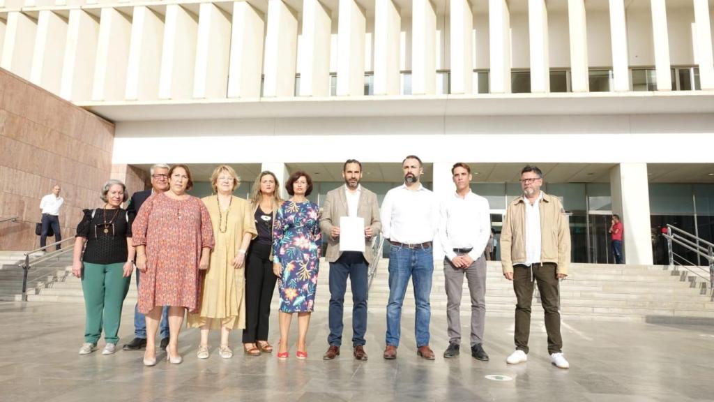 Daniel Pérez, portavoz del PSOE en el Ayuntamiento de Málaga, y los ediles socialistas, junto a la Ciudad de la Justicia.
