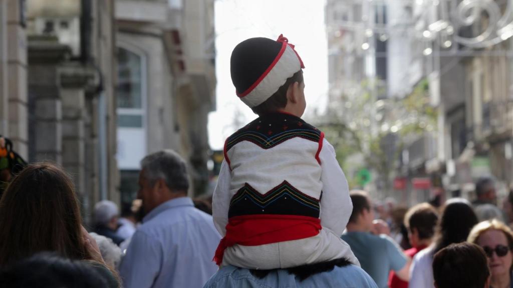 Un niño con traje regional durante la celebración del Domingo das Mozas en el San Froilán.