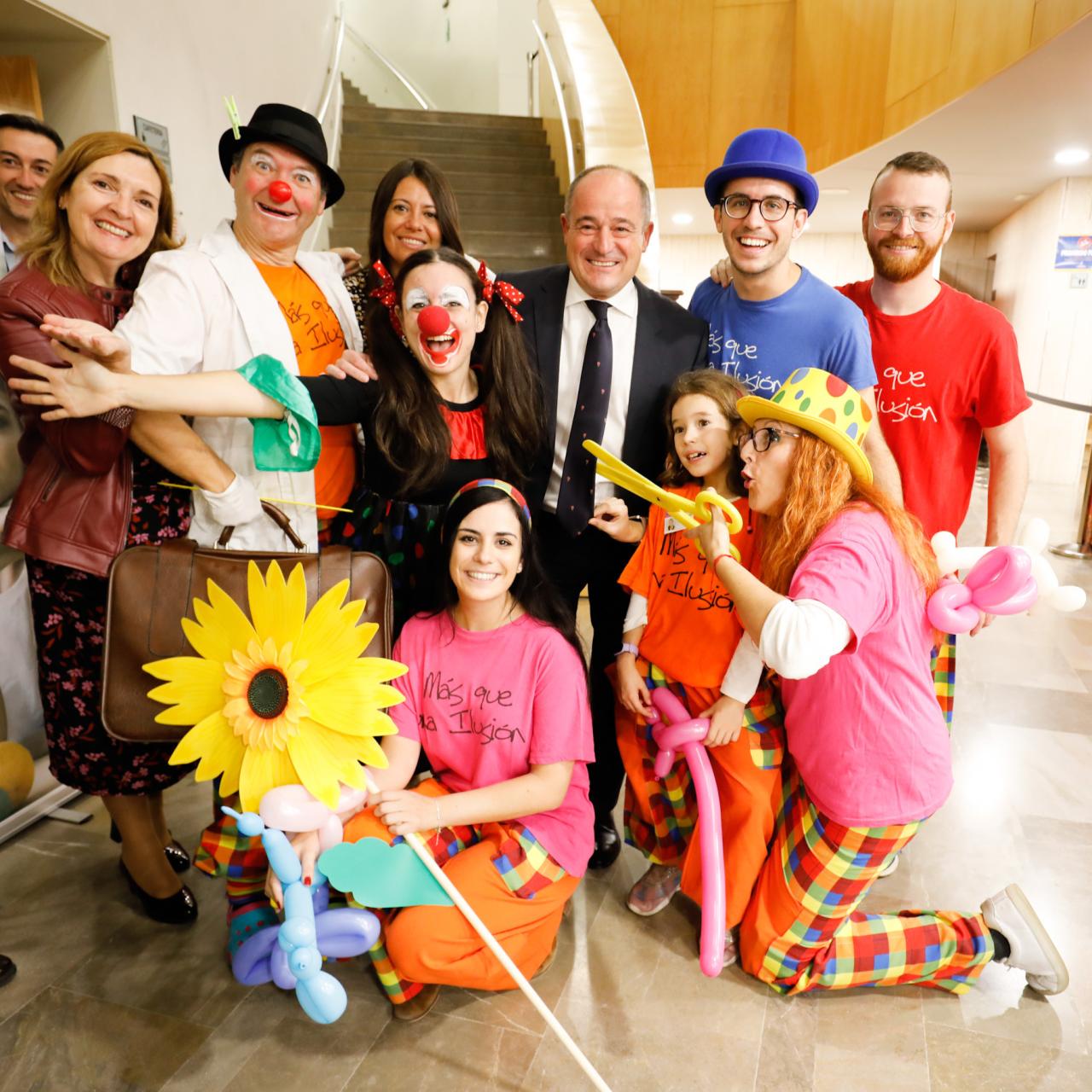 El alcalde de Albacete, Emilio Sáez, con otras personas durante la gala de Asprona
