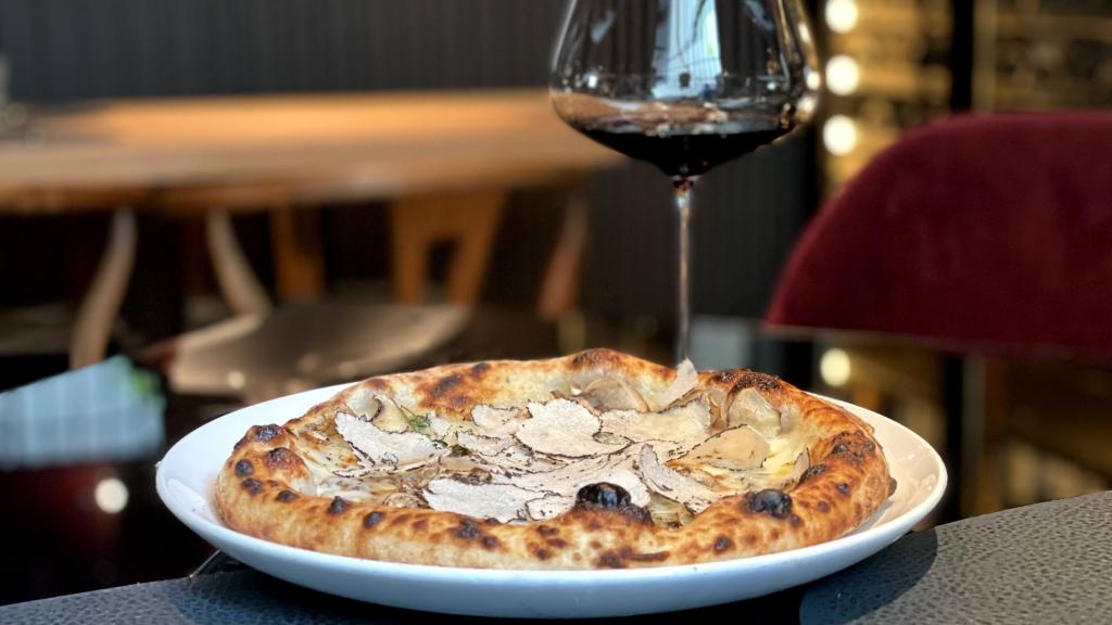 Pizza y vino en Roostiq