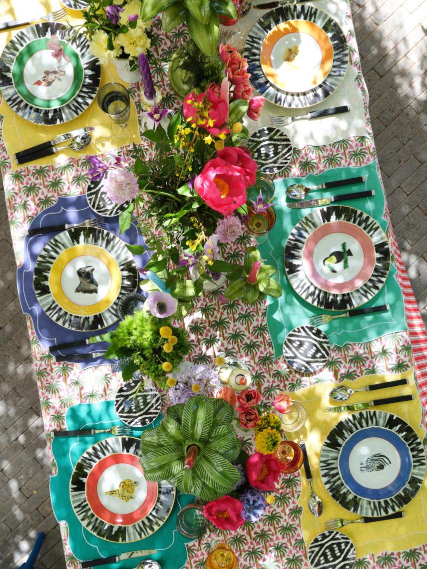 En las mesas de Eugenia no falta el color, ni las flores.