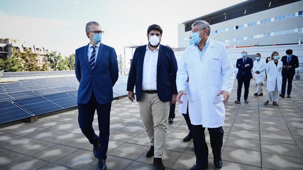 López Miras, este martes, recorriendo las terrazas del Reina Sofía donde ha comprobado las nuevas instalaciones solares fotovoltaicas.