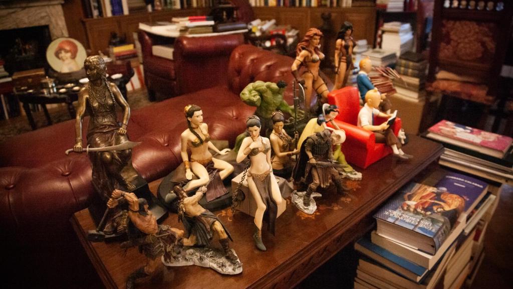 Cachivaches y recuerdos en la biblioteca de Luis Alberto de Cuenca.