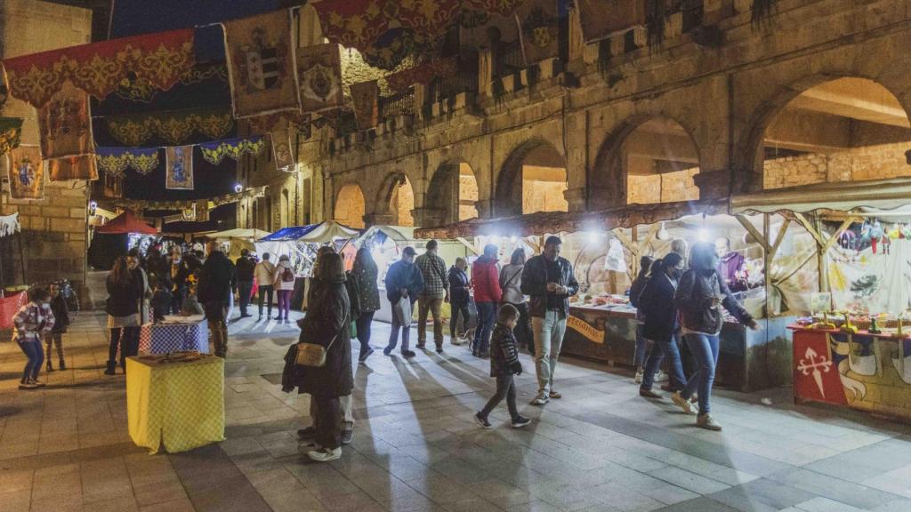 Imagen del mercadillo renacentista de Carlos V