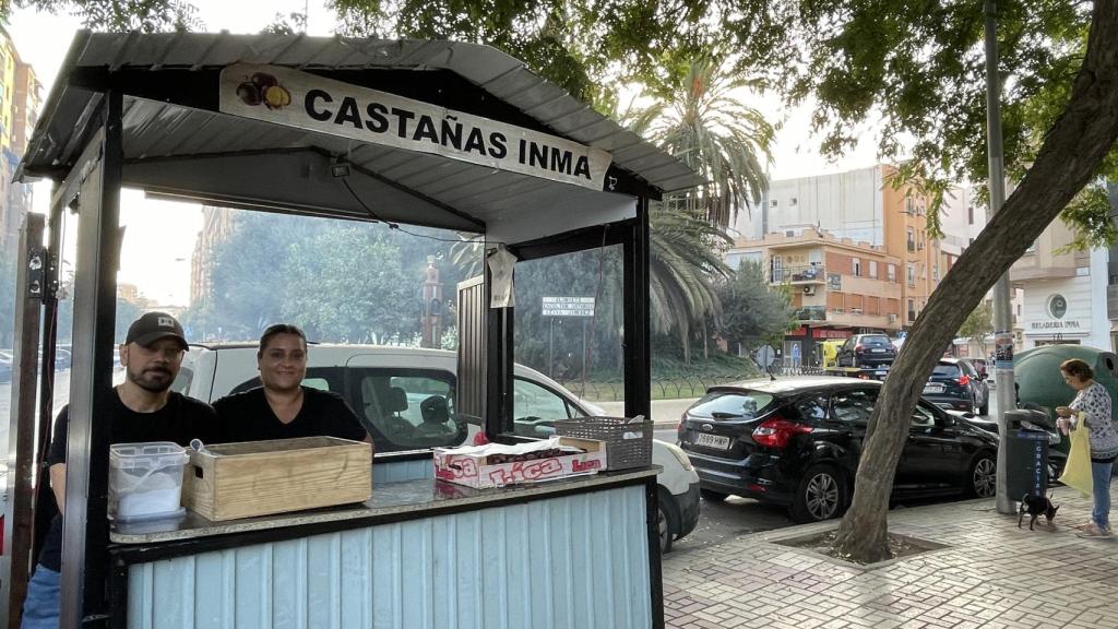 Antonio e Inma, en su puesto de castañas.