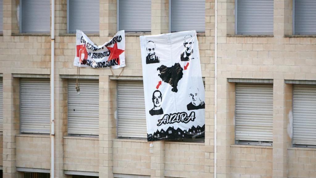 Carteles en favor de los presos de ETA en el instituto público Biurdana.