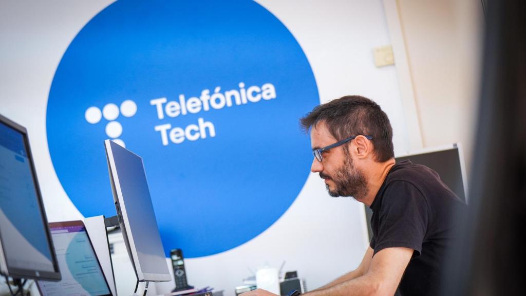 De los Santos trabajando en un ordenador.