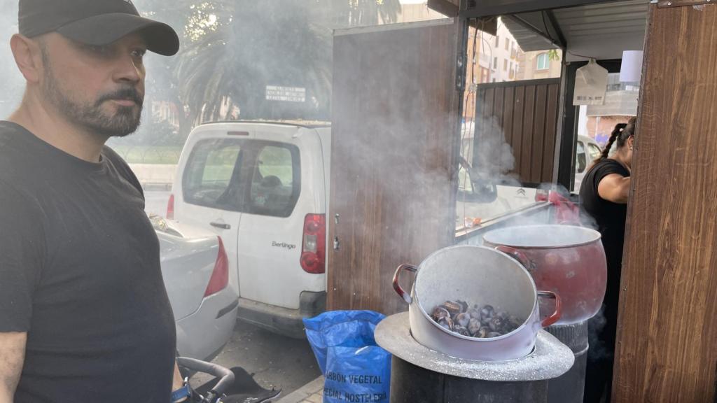Una imagen de Antonio y la olla de castañas.