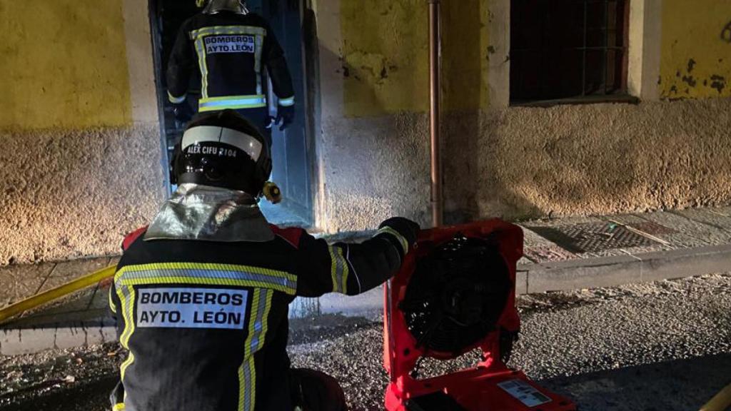Imagen de uno de los bomberos en el lugar del incendio