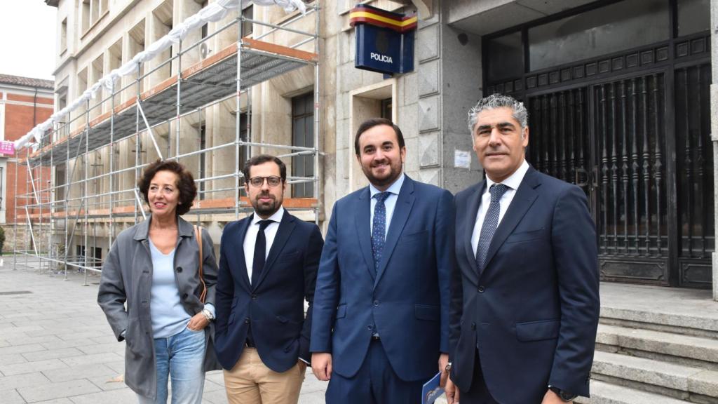 De izquierda a derecha: Mercedes Cantalapiedra, Eduardo Carazo, José Ángel Alonso y Alberto Plaza junto al Colegio El Salvador