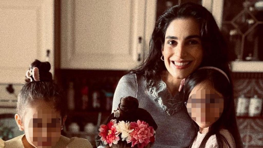 Zeynab Javadli junto a sus tres hijas en una imagen de Twitter.