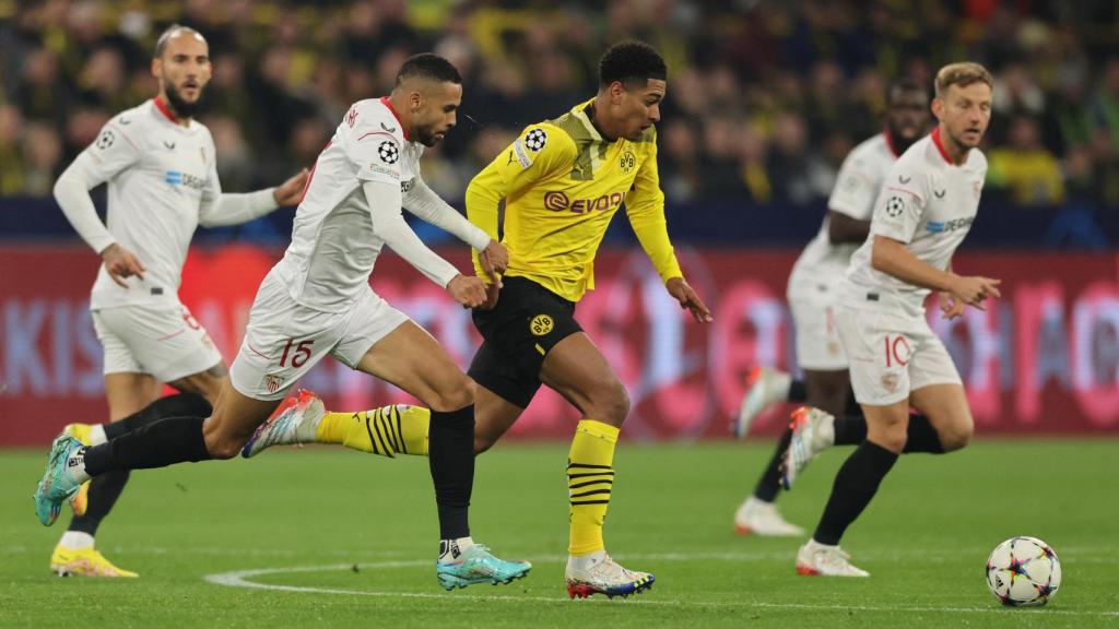 Jude Bellingham pelea un balón con Youssef En-Nesyri