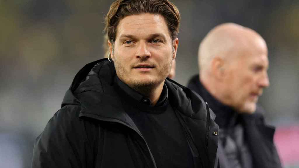 Edin Terzic se dirige a su banquillo en el Westfallen Stadium