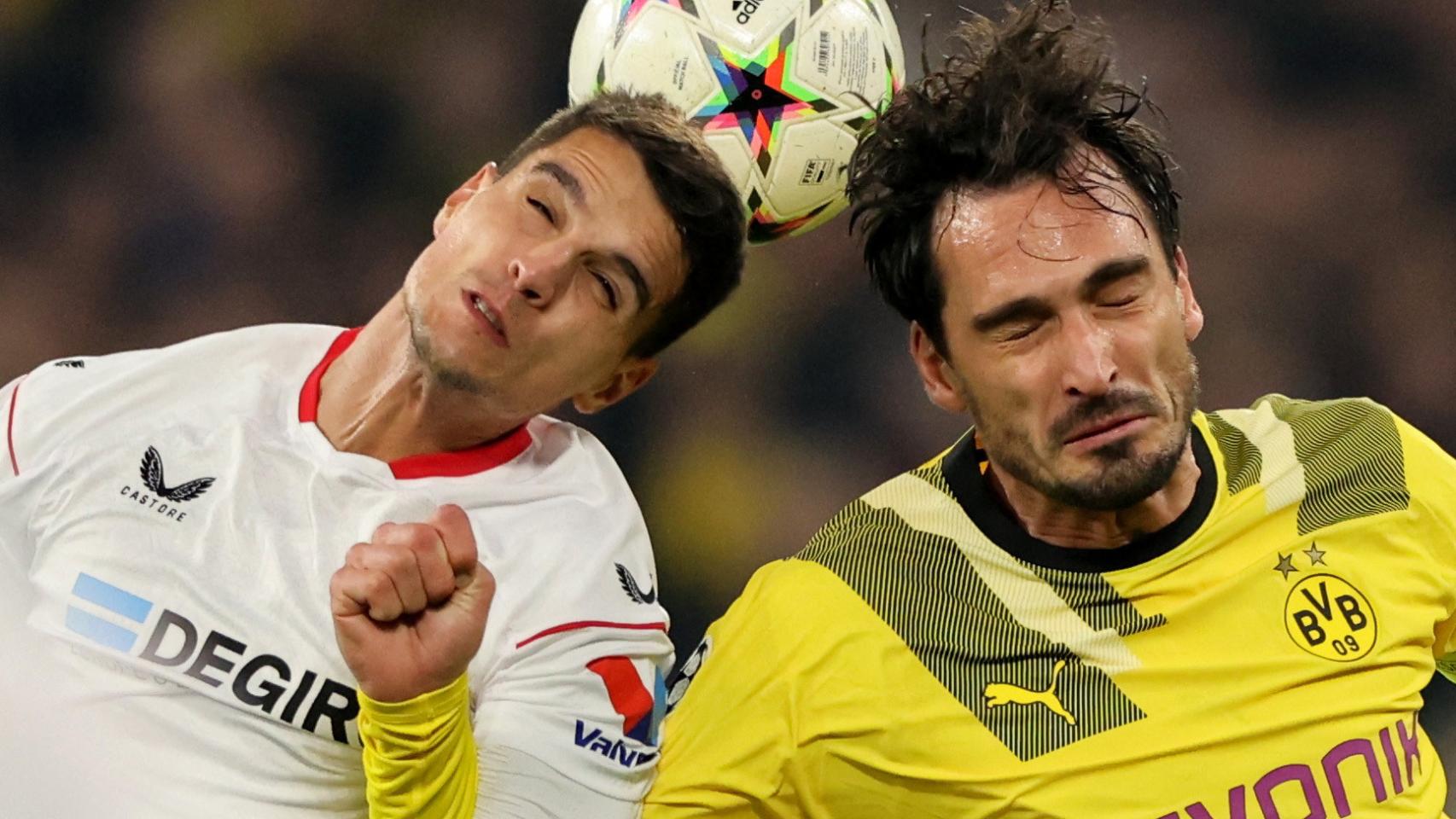 Lamela y Hummels pelean un balón de cabeza