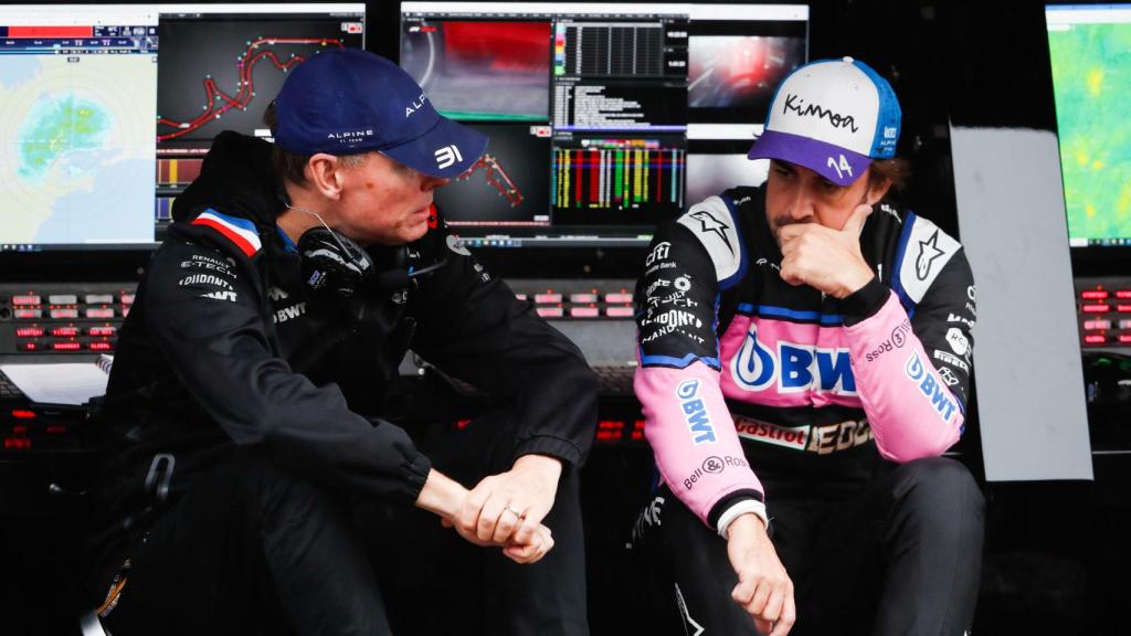Fernando Alonso en el muro de Alpine en Suzuka