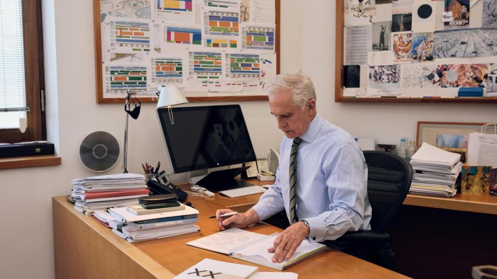 Juan Ignacio Vidarte en su despacho del Guggenheim Bilbao.