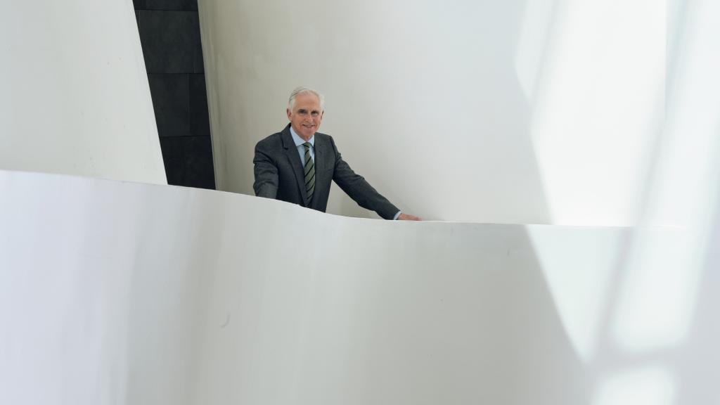 Juan Ignacio Vidarte en uno de los volúmenes interiores del museo con vistas al atrio de acceso.