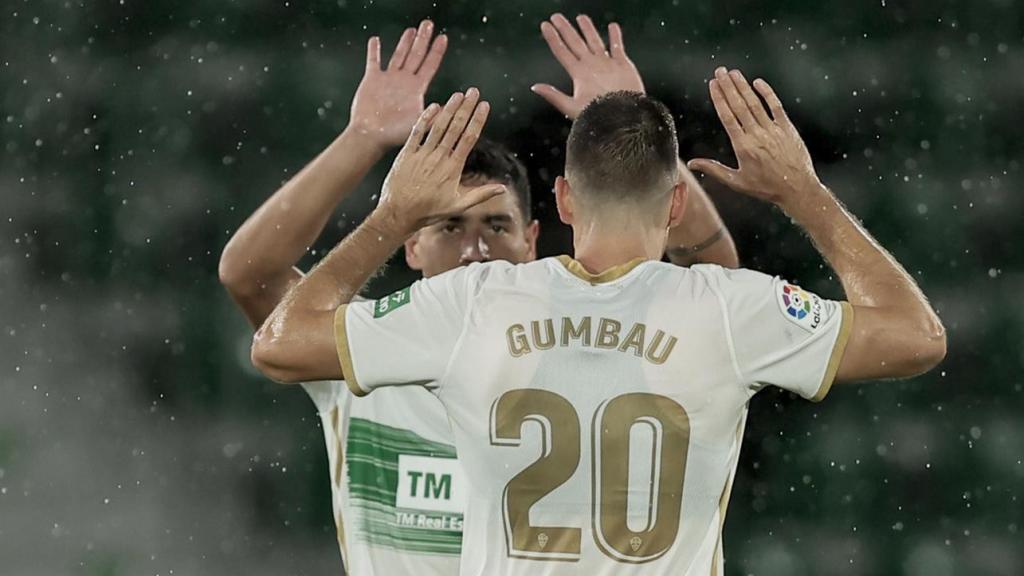 Ezequiel Ponce, celebrando con Gumbau su gol para el Elche en La Liga 2022/2023